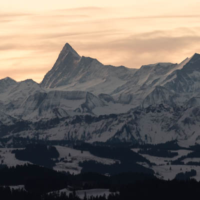 Berner Alpen am frühen Morgen