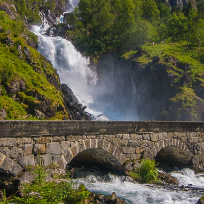 Wasserfall mit Brücke